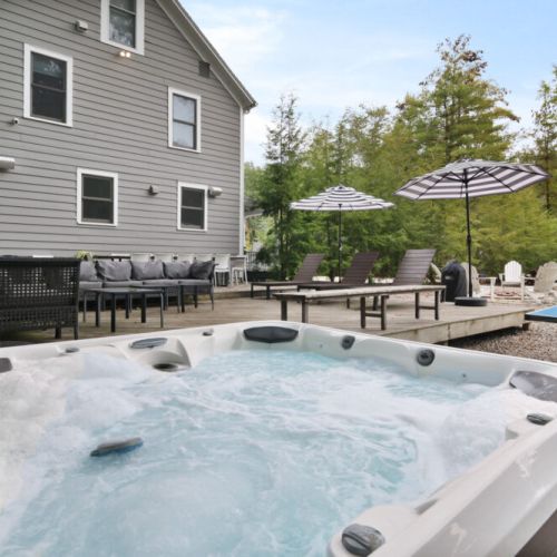 Hot Tub (open all year long!)