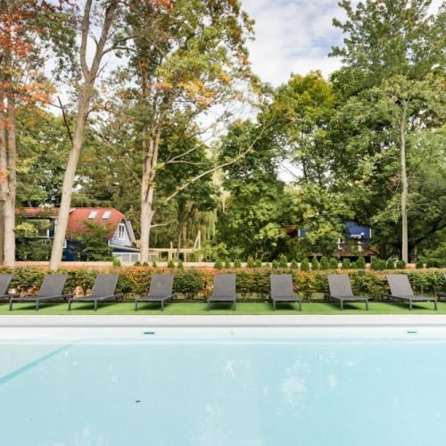 Backyard Oasis with Heated Swimming Pool (open May 1- October 31), 2 hot tubs, fire pit, putt putt, kids' sandbox, outdoor dining area, and more!