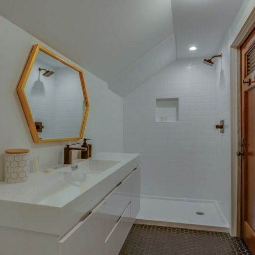 En-suite bathroom for Bedroom #8